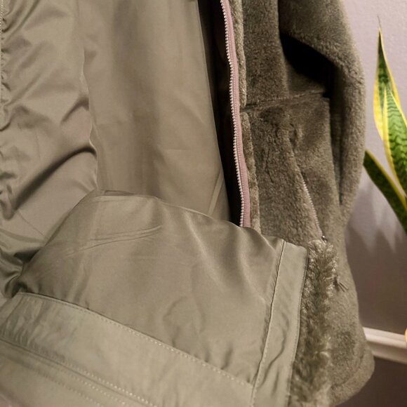 Patagonia Lonesome Mesa Hooded Parka in Basil Green - NWT– Women’s Large - Picture 16 of 16